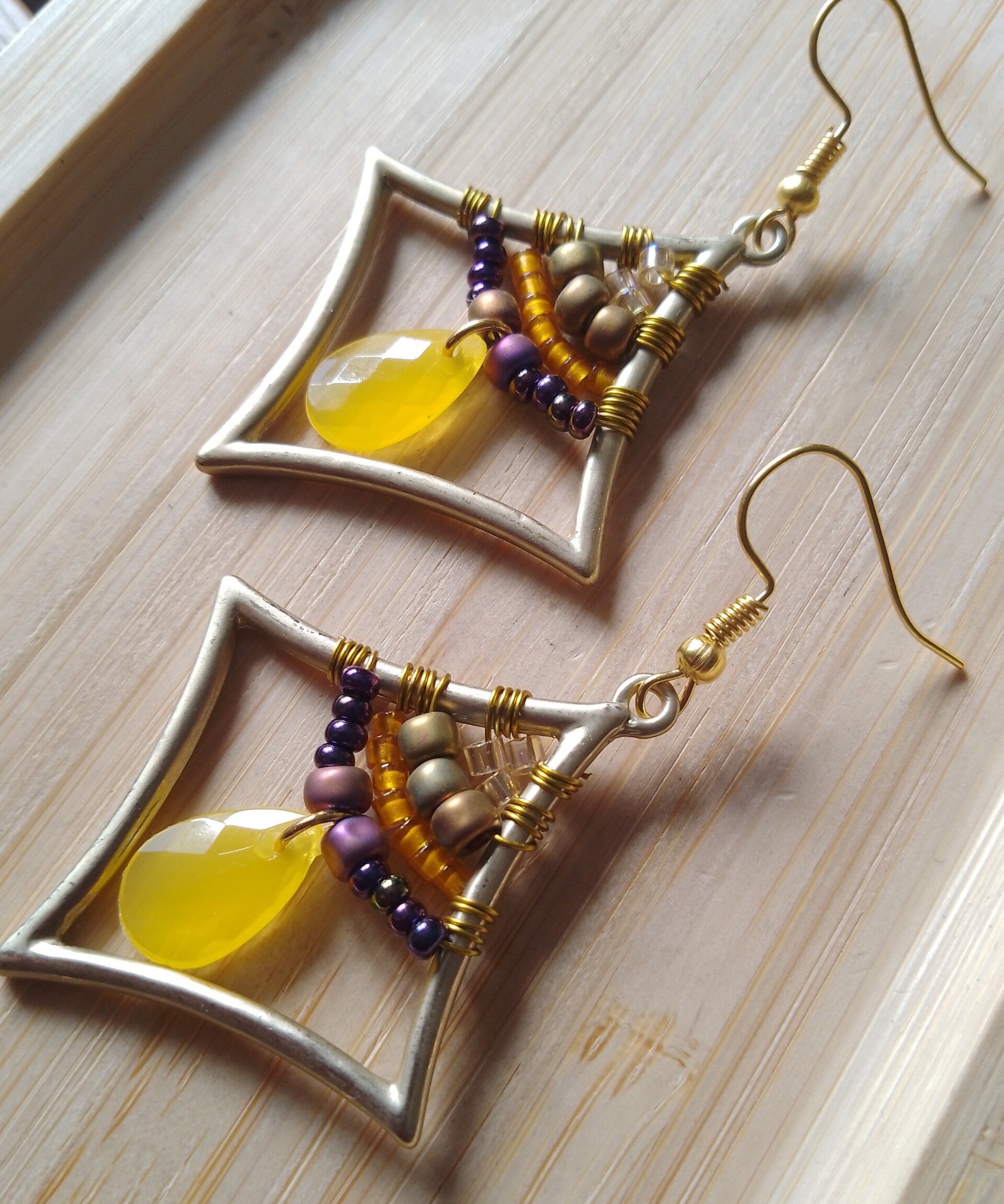 Boucles d'oreilles perlées losanges jaune et violet