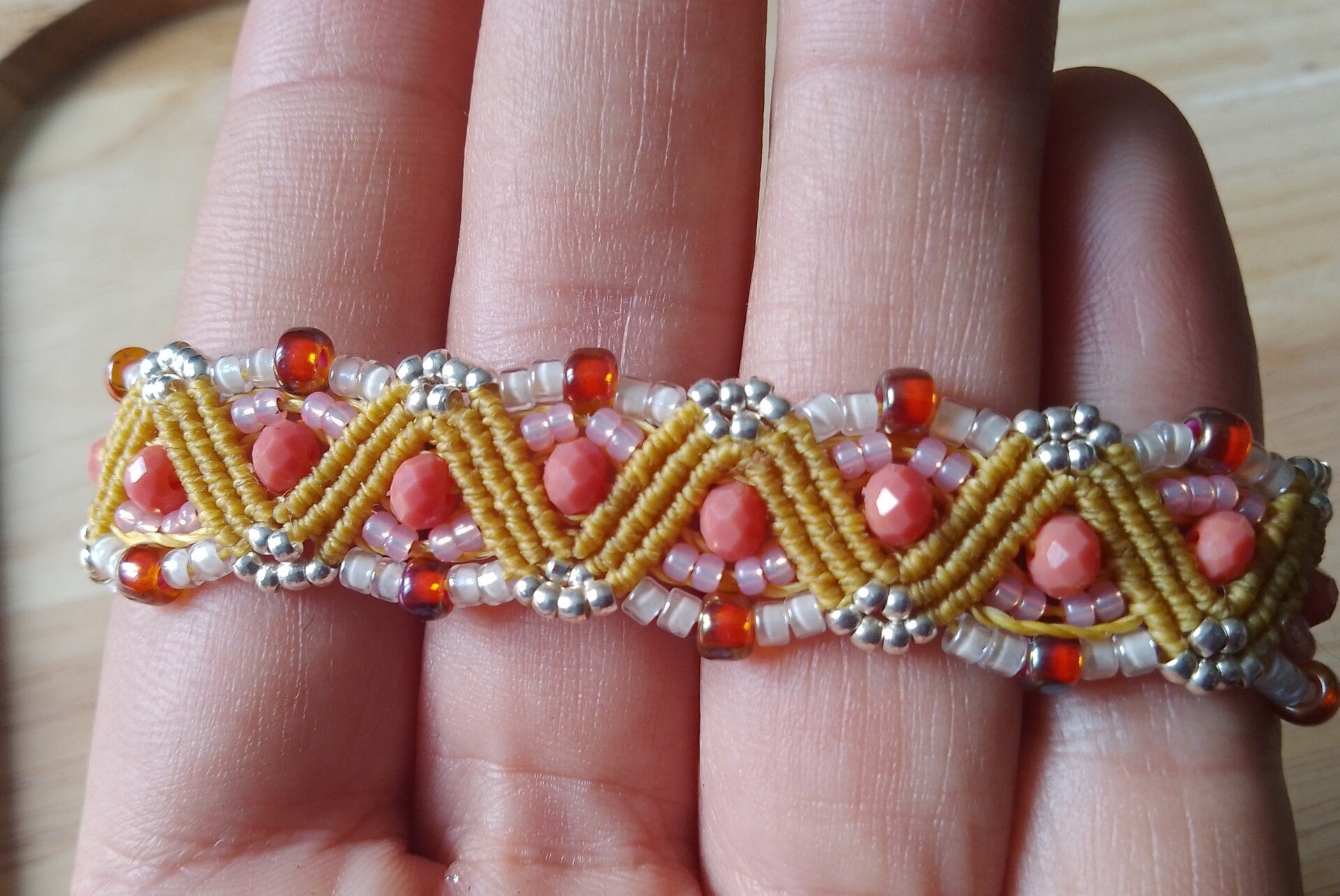 Bracelet zigzag moutarde et corail