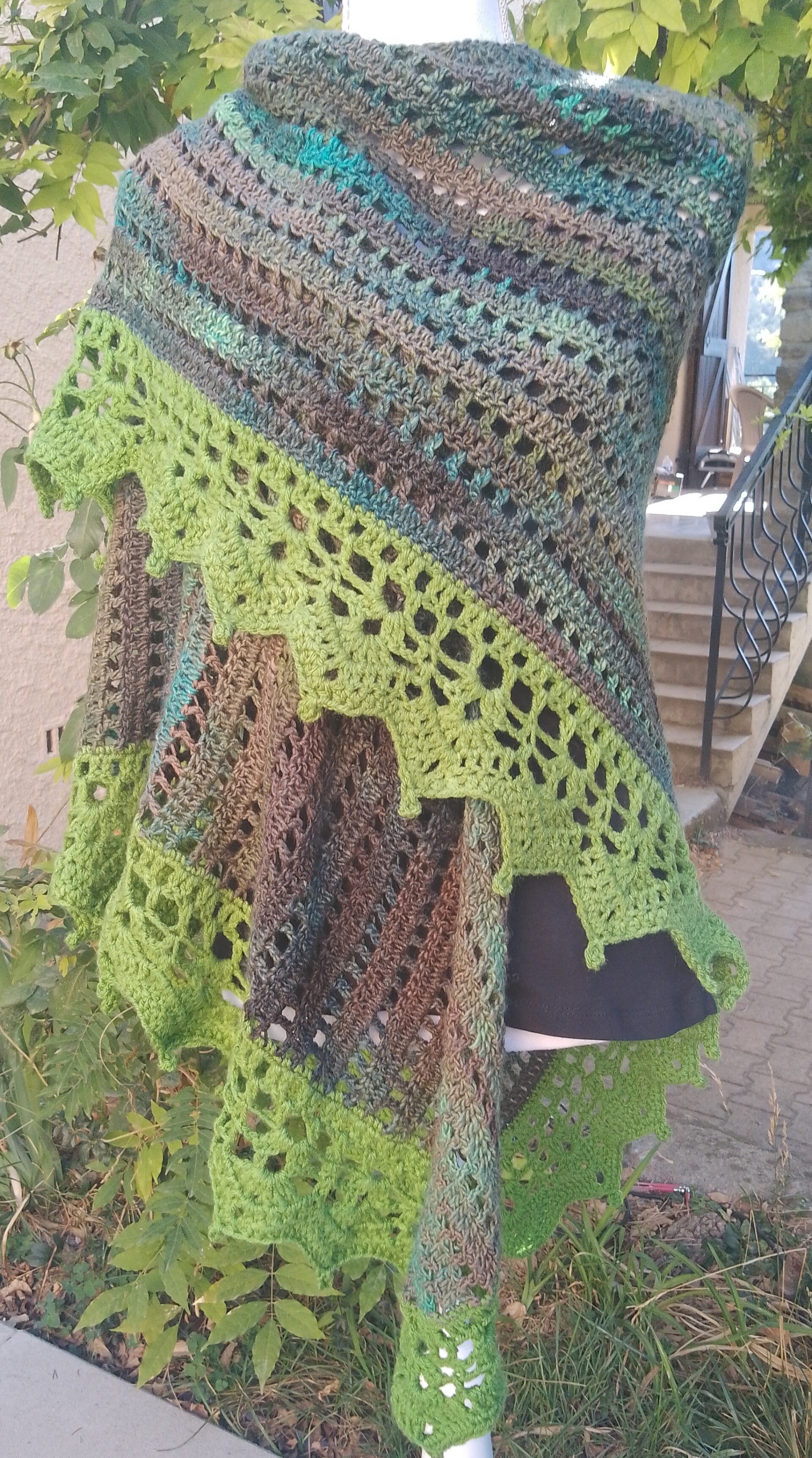 Châle triangulaire vert et brun