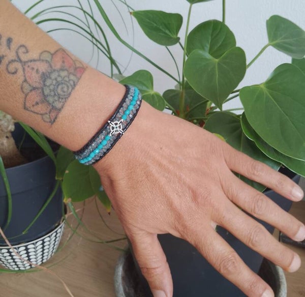Bracelet perlé noir et bleu