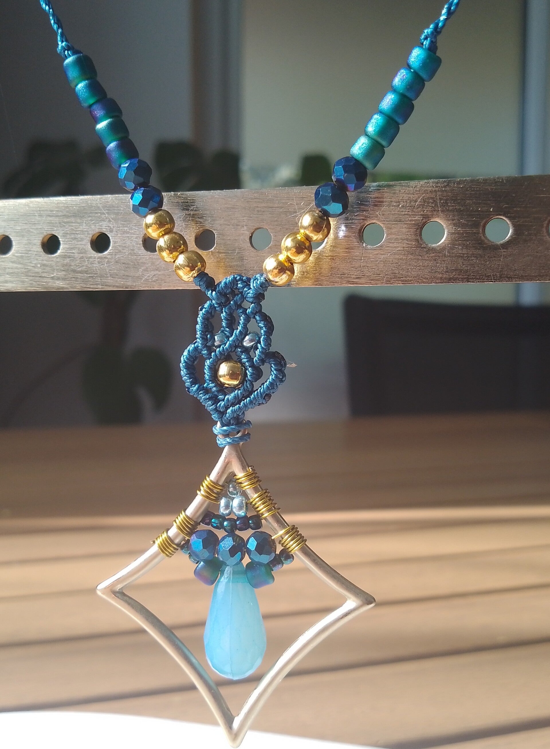 Collier perlé losange bleu nuit