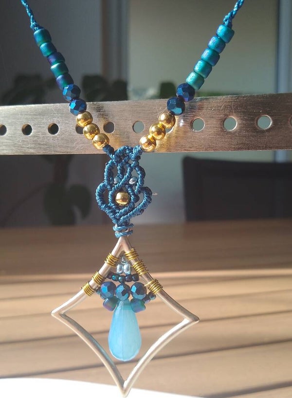 Collier perlé losange bleu nuit