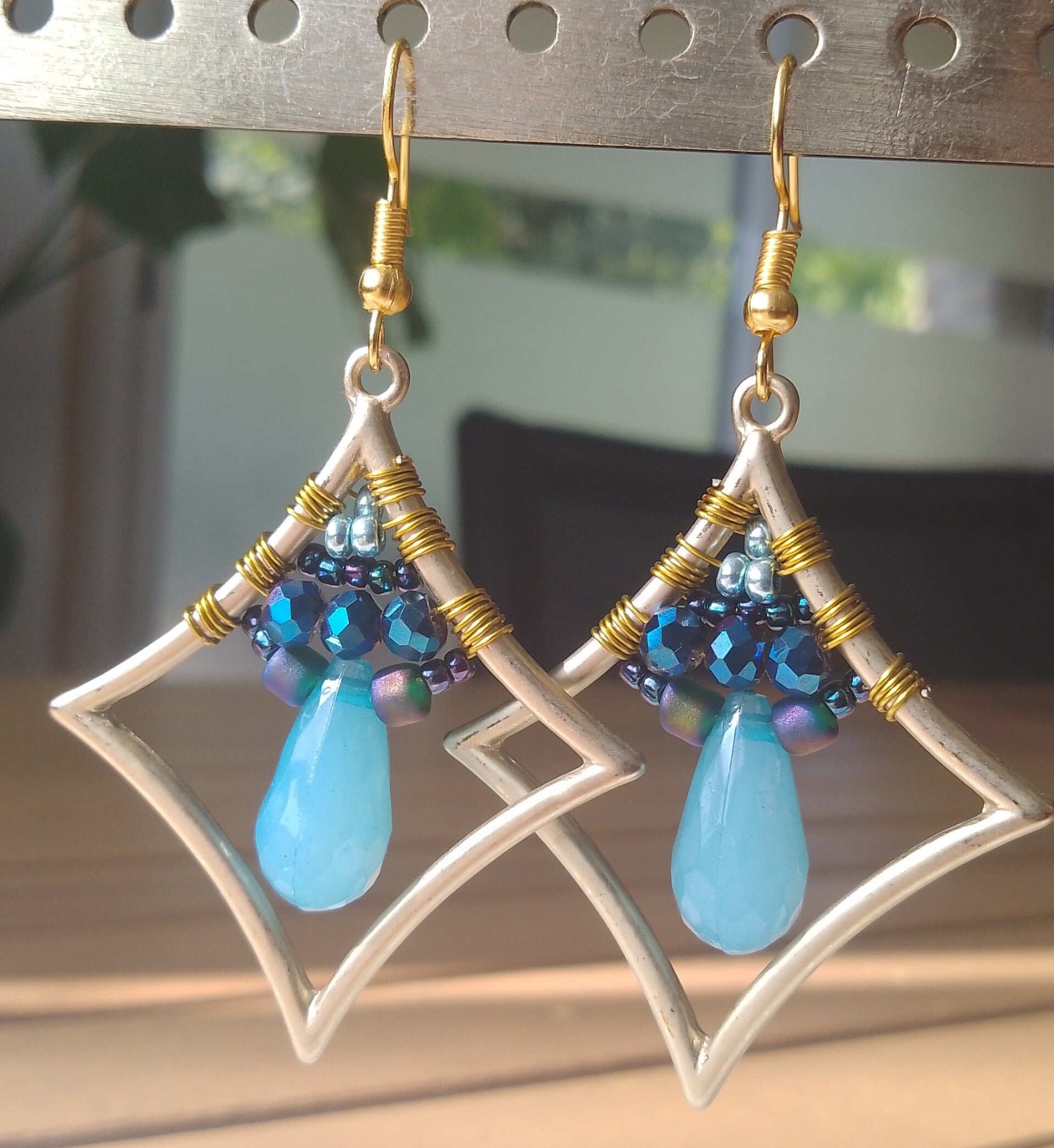 Boucles d'oreilles perlées losanges bleu nuit