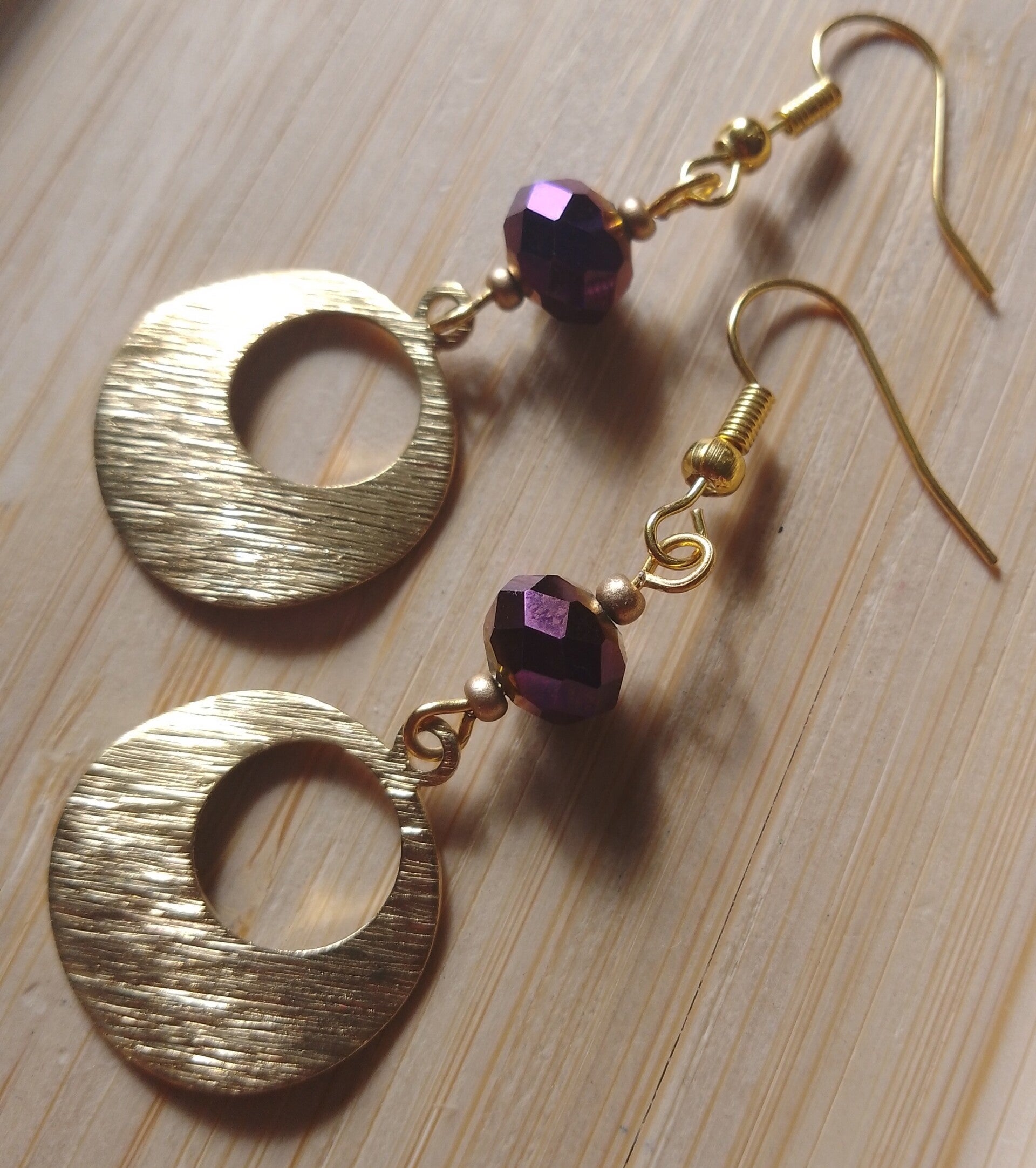 Boucles d'oreilles ondulées prune et doré
