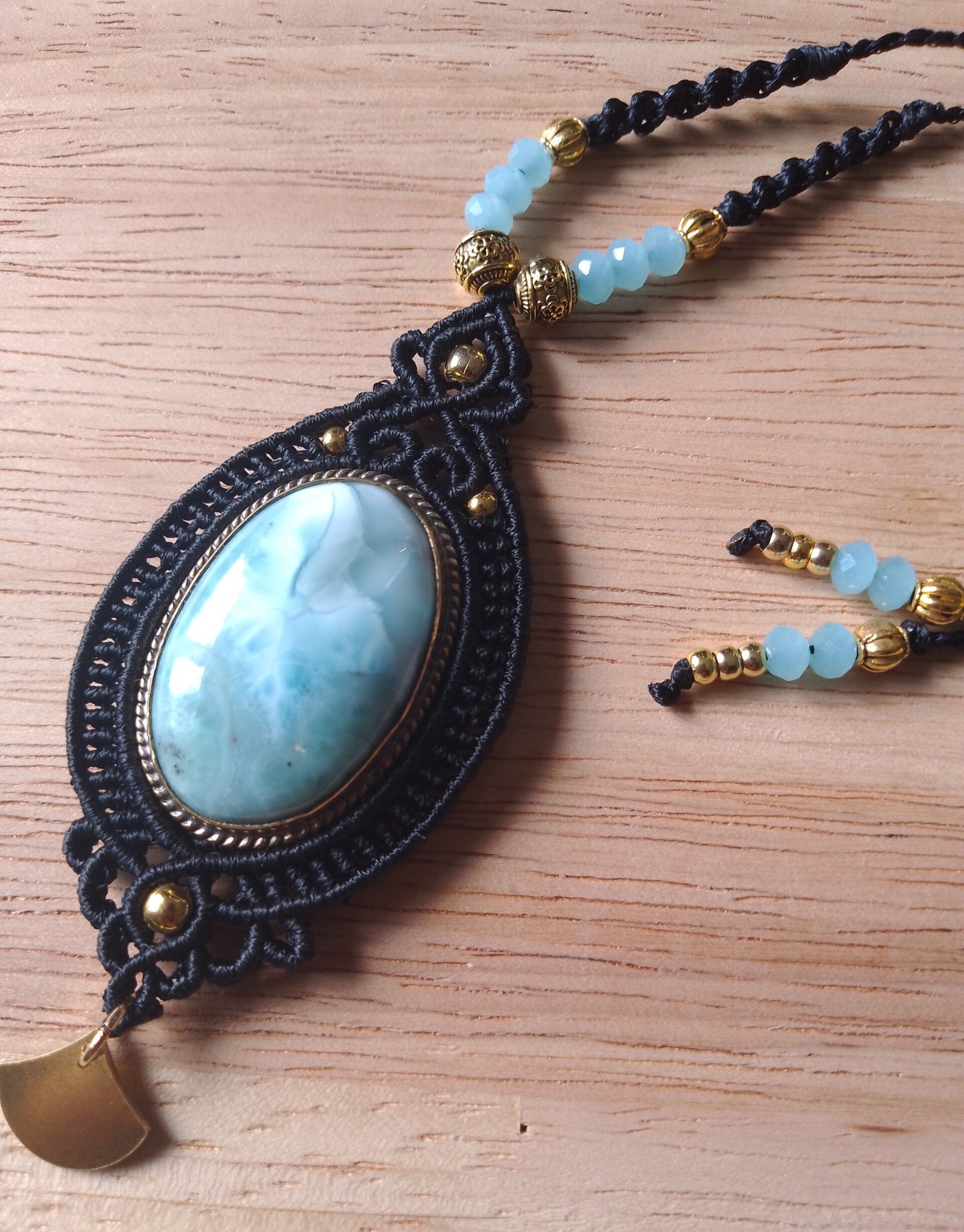 Collier noir avec larimar