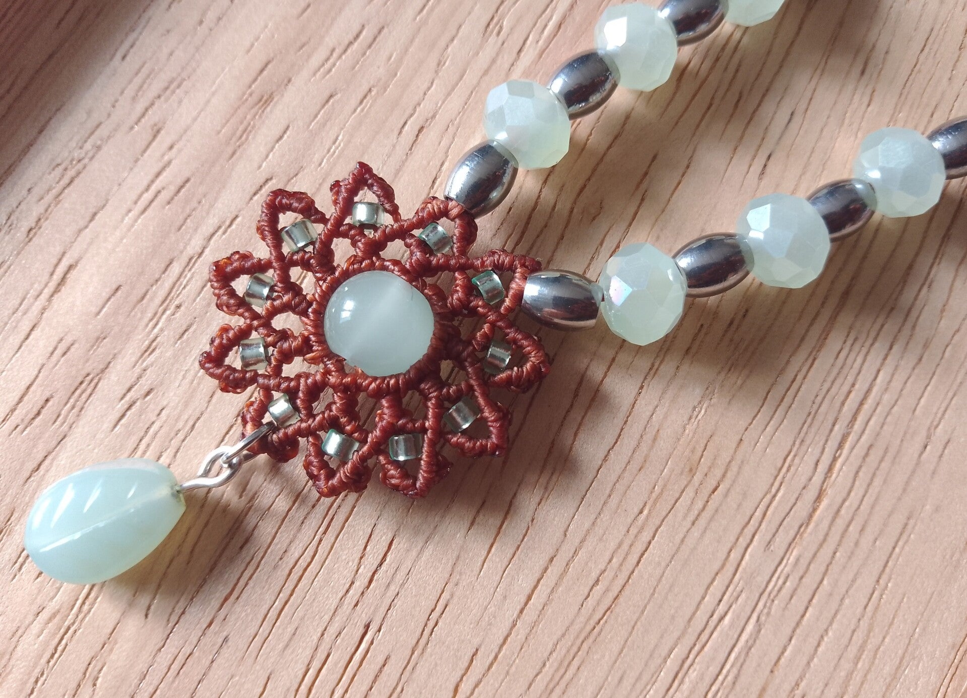 Collier sautoir mandala vert d'eau et acajou