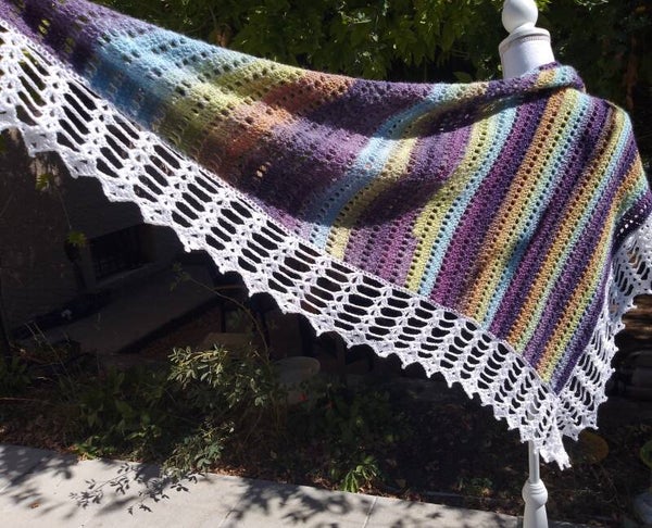 Châle triangulaire multicolore