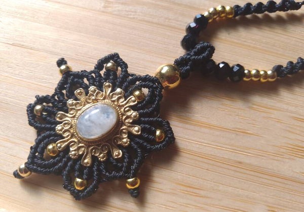 Collier noir avec pendentif en laiton et labradorite blanche