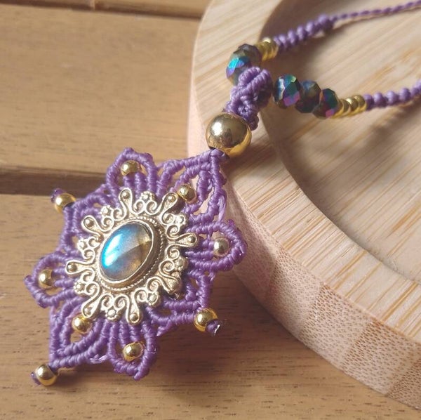 Collier lilas avec pendentif en laiton et labradorite