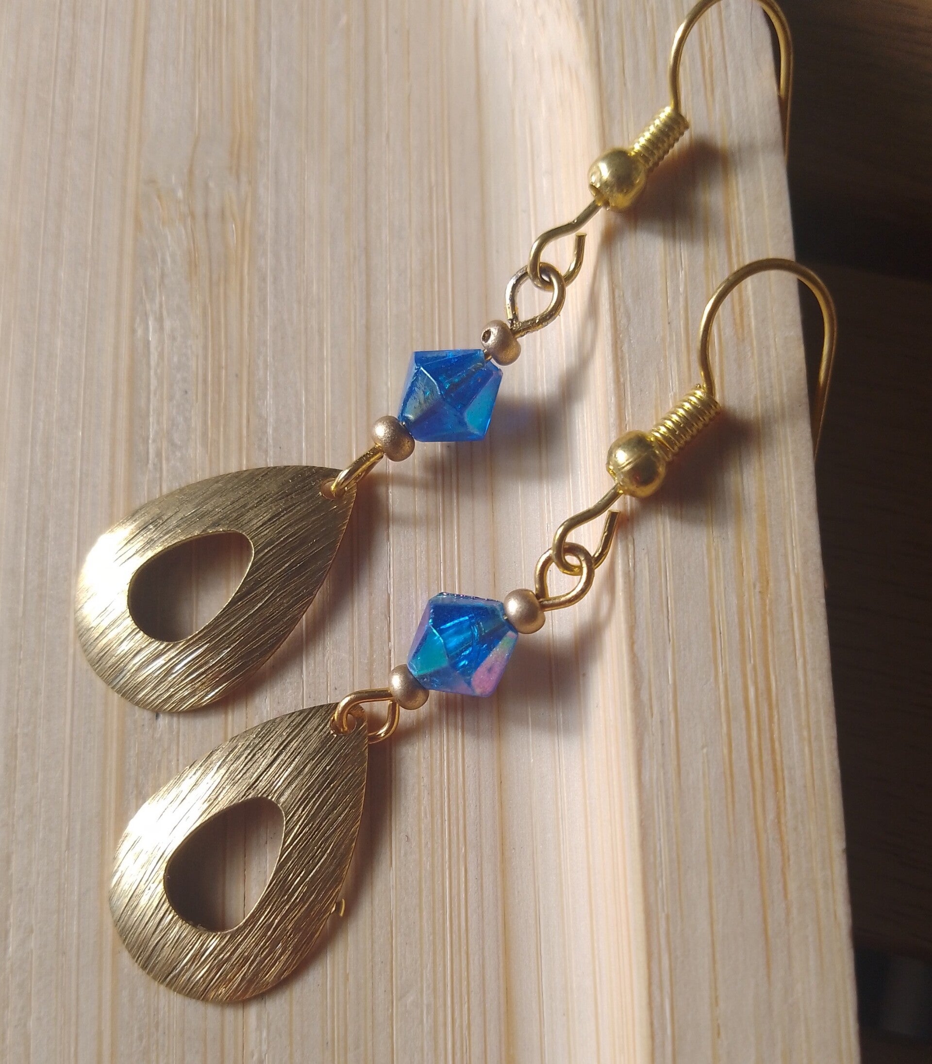 Boucles d'oreilles gouttes dorées et bleu