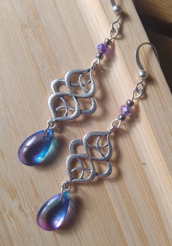 Boucles d'oreilles arabesques argenté et violet bleuté