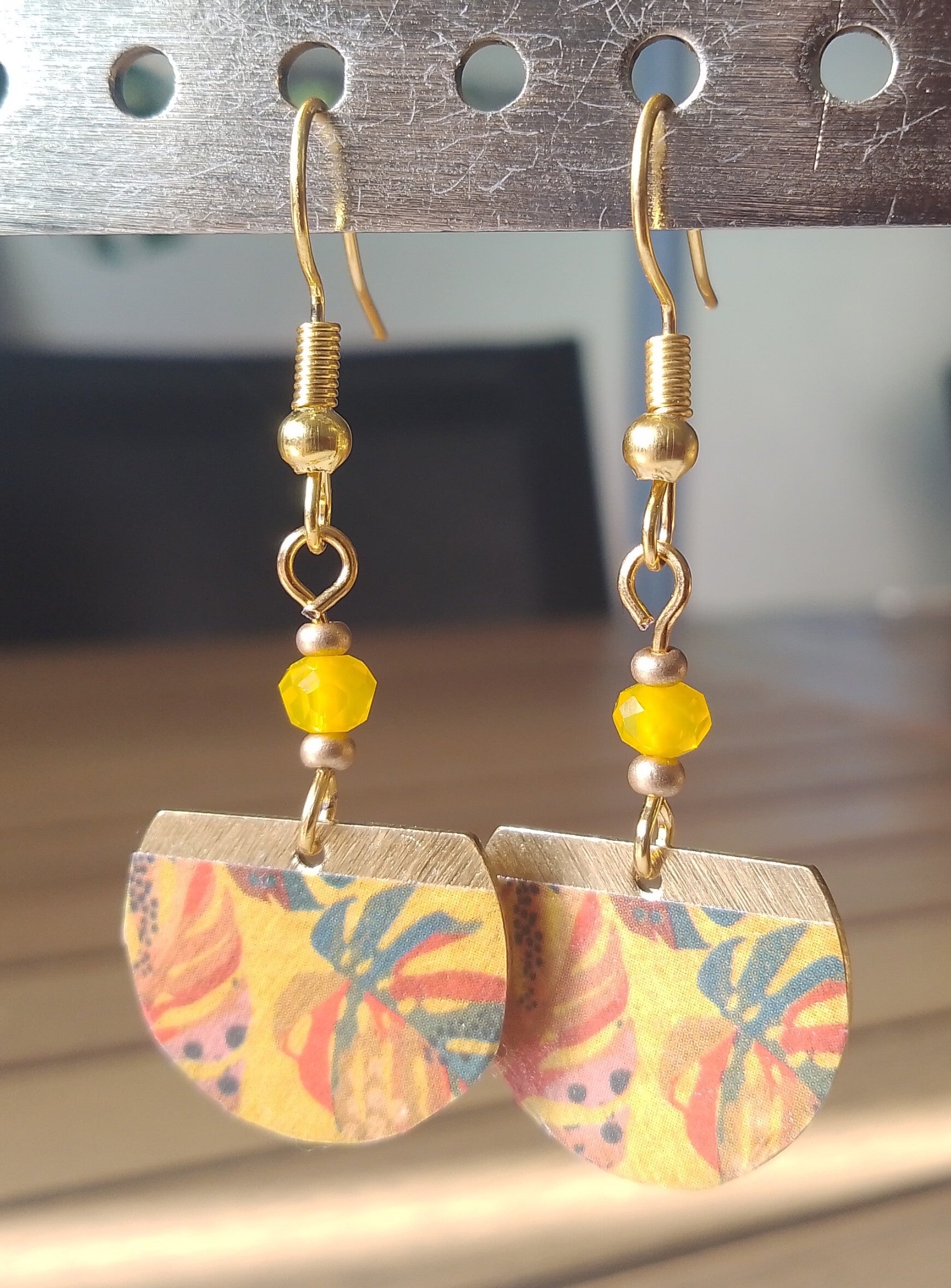 Boucles d'oreilles tropicales moutarde