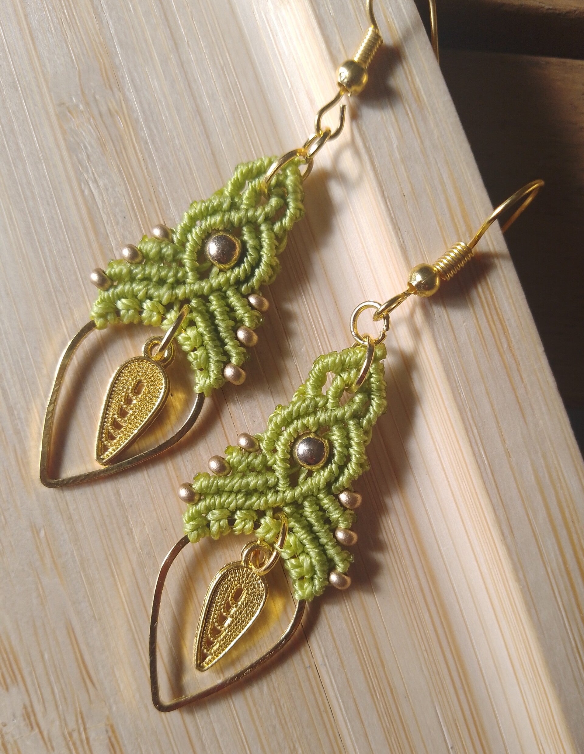 Boucles d'oreilles style indien vert anis