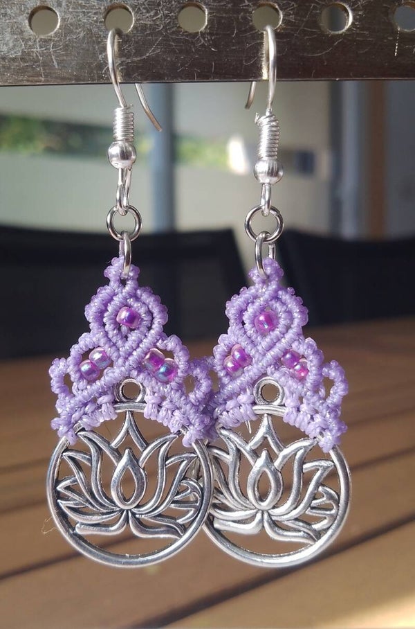 Boucles d'oreilles fleurs de lotus argenté et lilas
