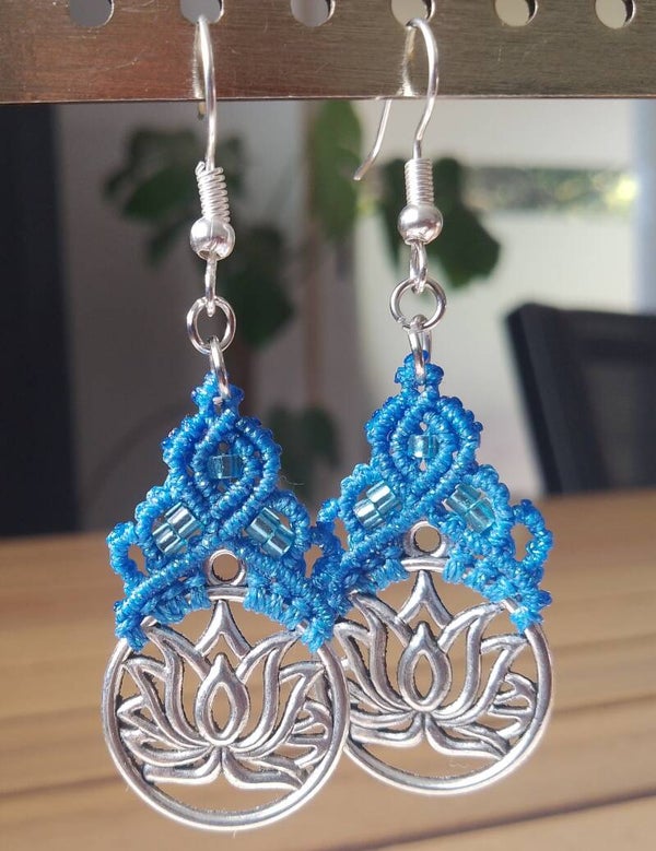 Boucles d'oreilles fleurs de lotus argenté et bleu roi