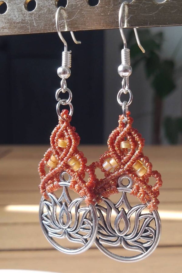 Boucles d'oreilles fleurs de lotus argentées et rouille