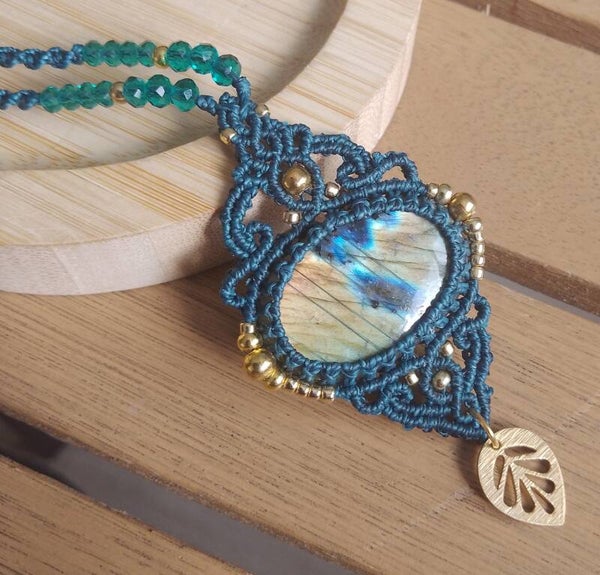 Collier bleu vert labradorite et feuille dorée