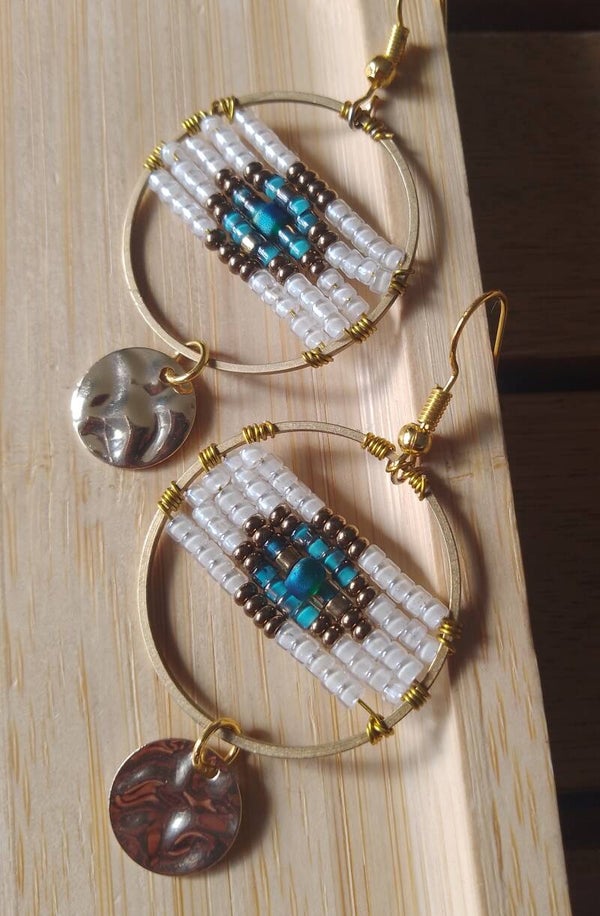 Boucles d'oreilles perlées blanc et bleu