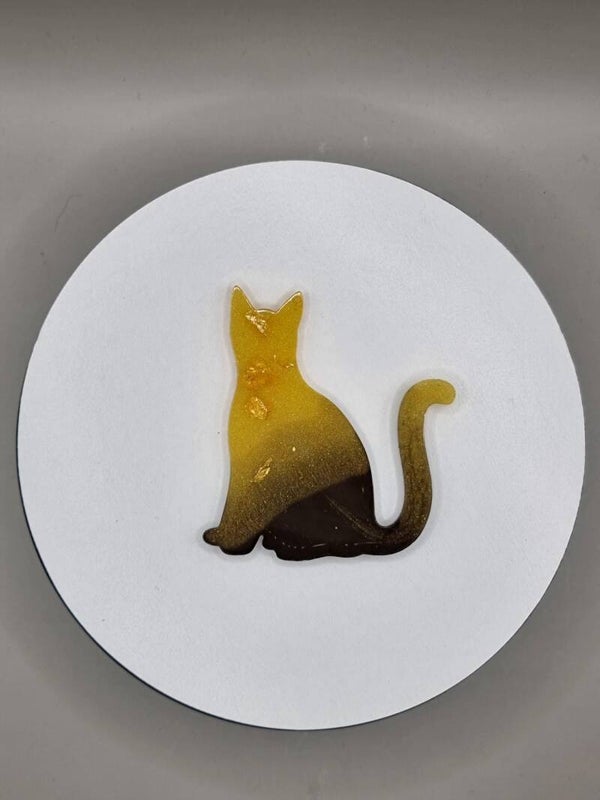 Kat, zwart-goud, zittend