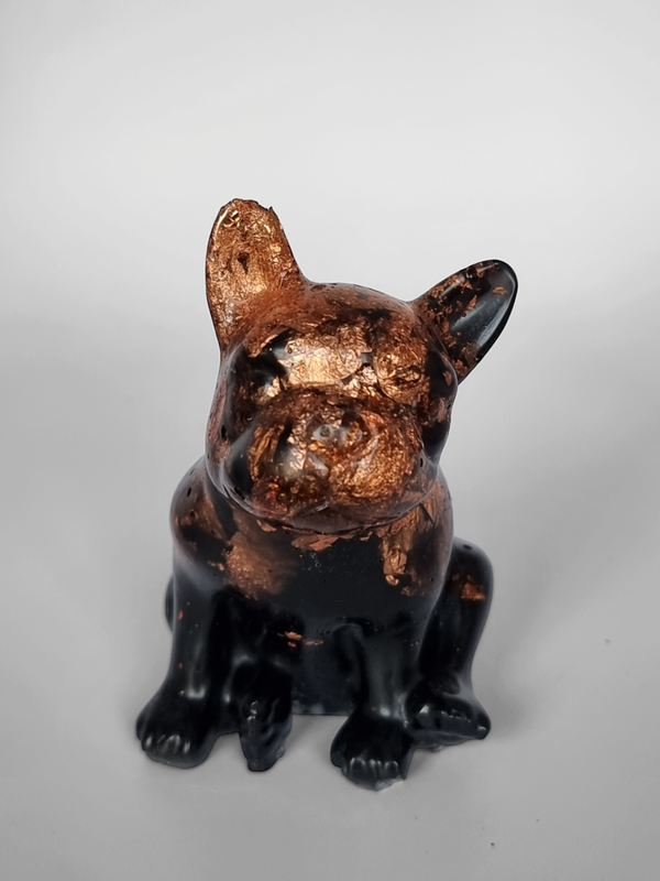 Franse bulldog zittend, voorzien van bronskleurige folievlokken 01