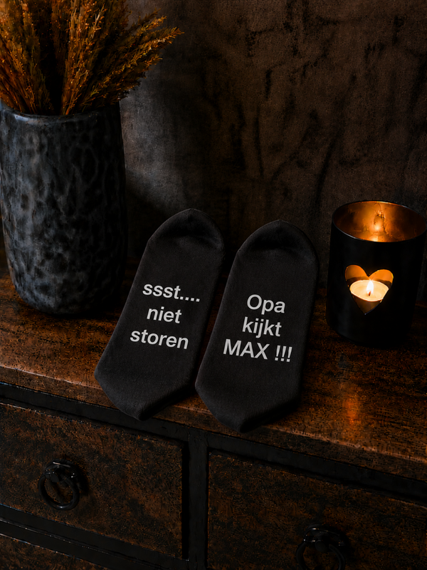 Sokken: Ssstt niet storen Opa kijkt Max