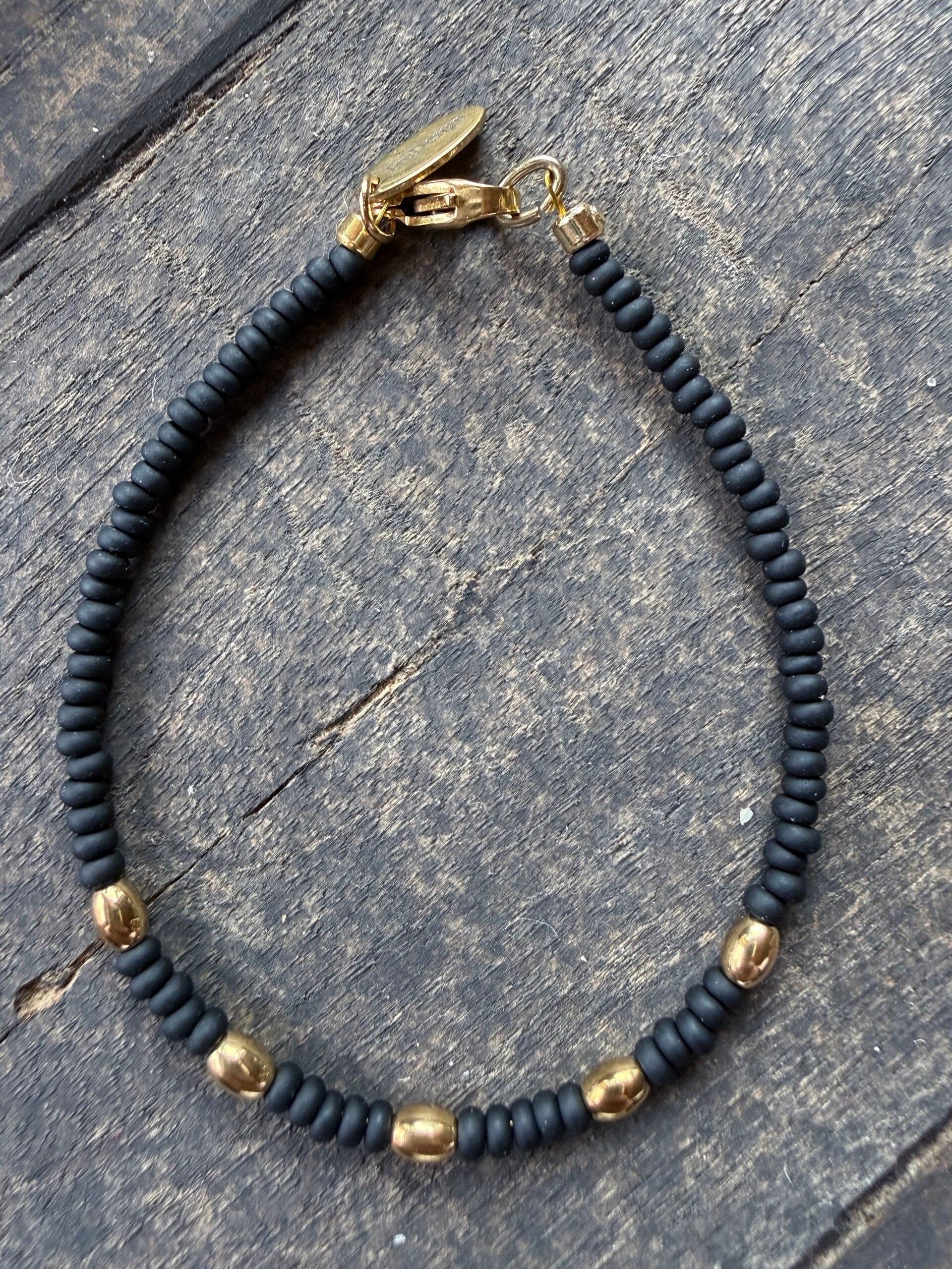 Nox – mat met goud | Nexus Aurum