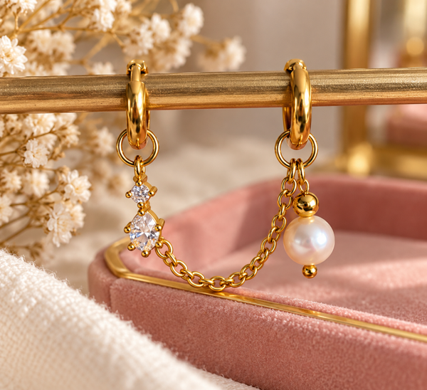 Boucles d’oreilles asymétriques dorées, perle nacrée et cristauxUne création originale, délicate et lumineuse ✨ Laissez-vous séduire par ces boucles d’oreilles au style raffiné, imaginées pour apporter une touche d’originalité et d’élégance à votre tenue.