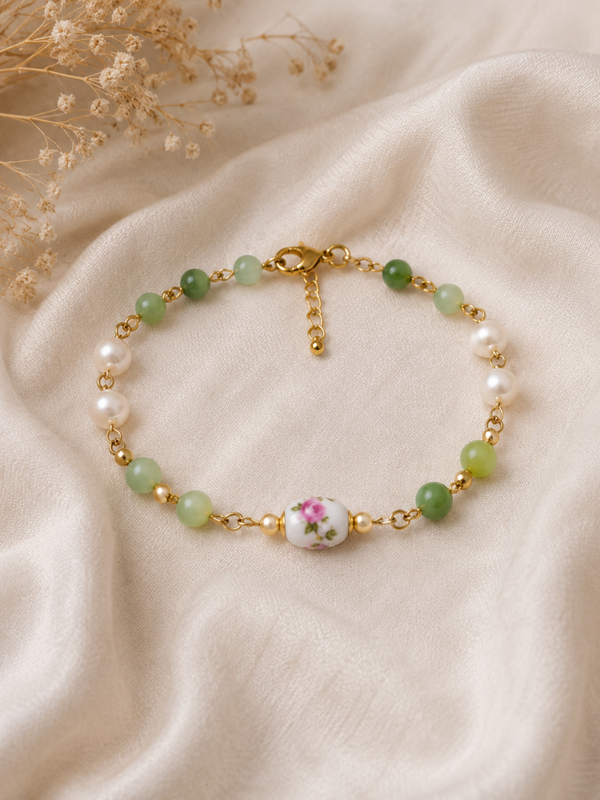 Bracelet de cheville artisanal – Perles vert jade, perles nacrées & perle fleur en porcelaine