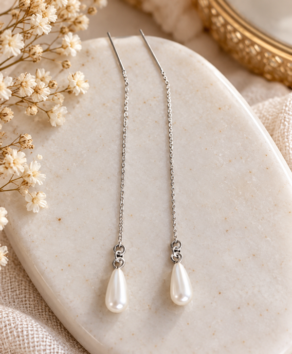 Boucles d’oreilles à fils traversants argentés avec perles nacrées