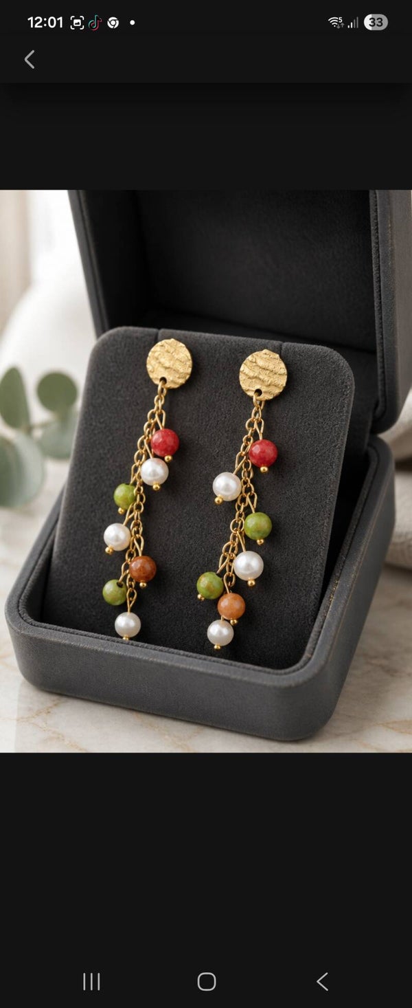 Boucles d'oreilles en pierres naturelles , en forme de grappe.🌹