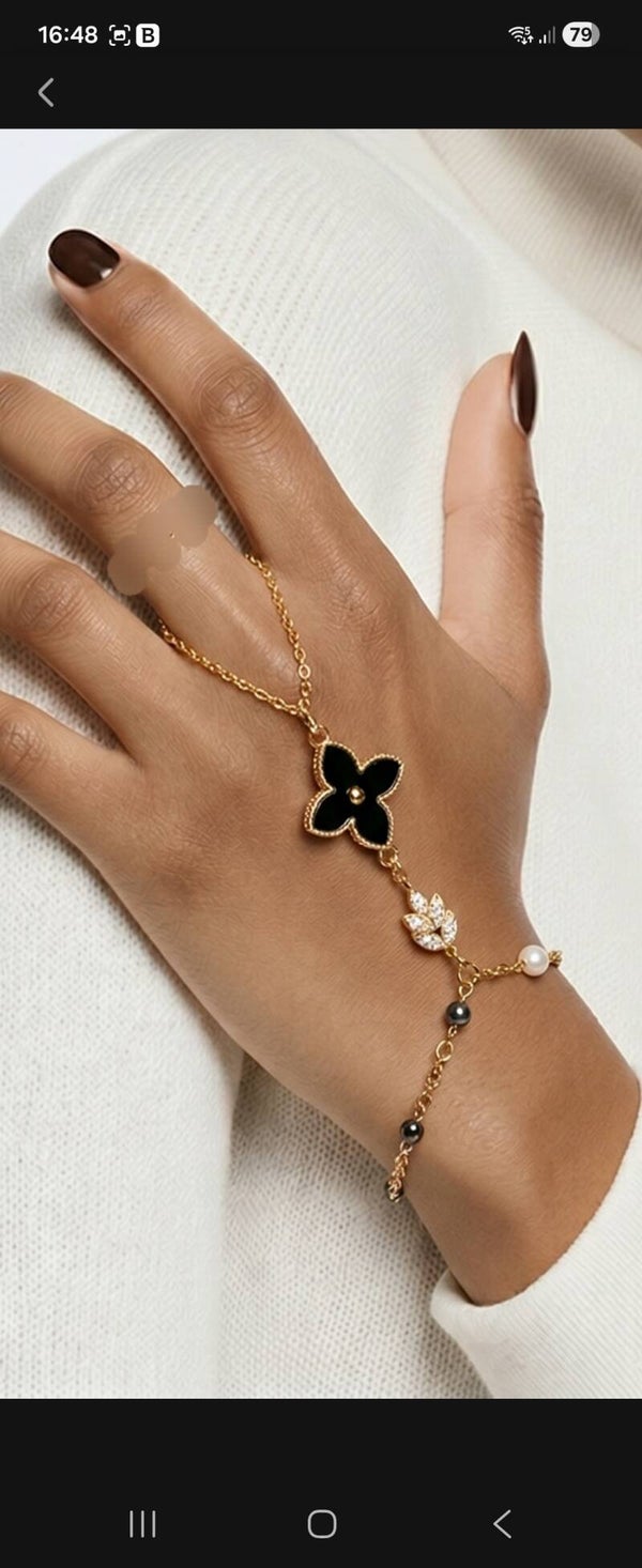Bracelet de doigt trèfle Noir – Élégance et Raffinement