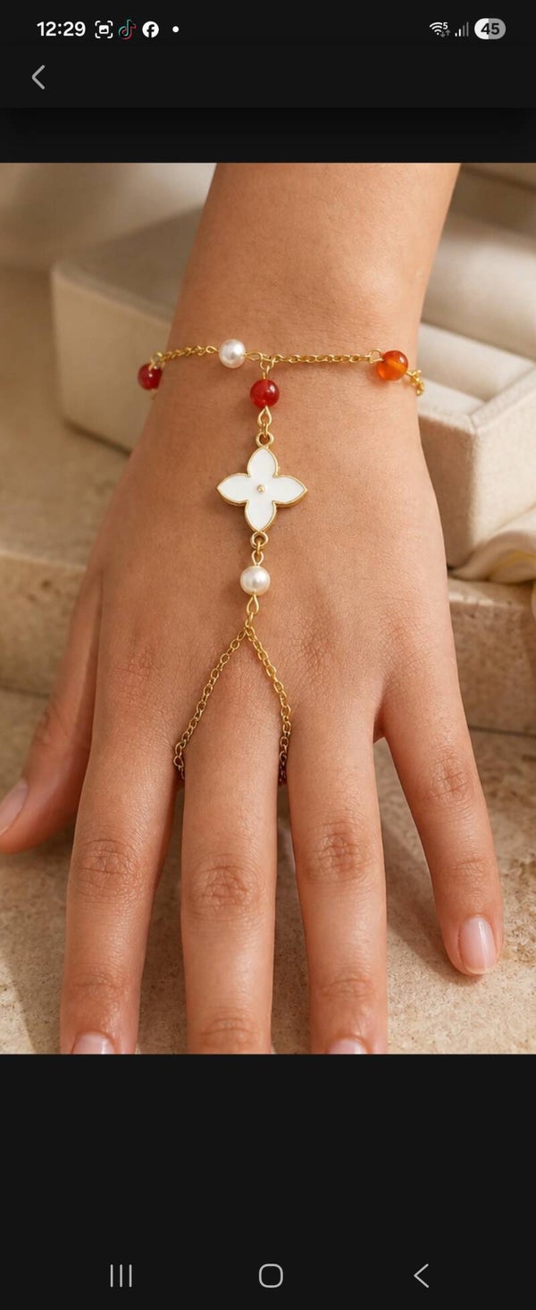 Bracelet de doigt trèfle blanc – Élégance et Raffinement
