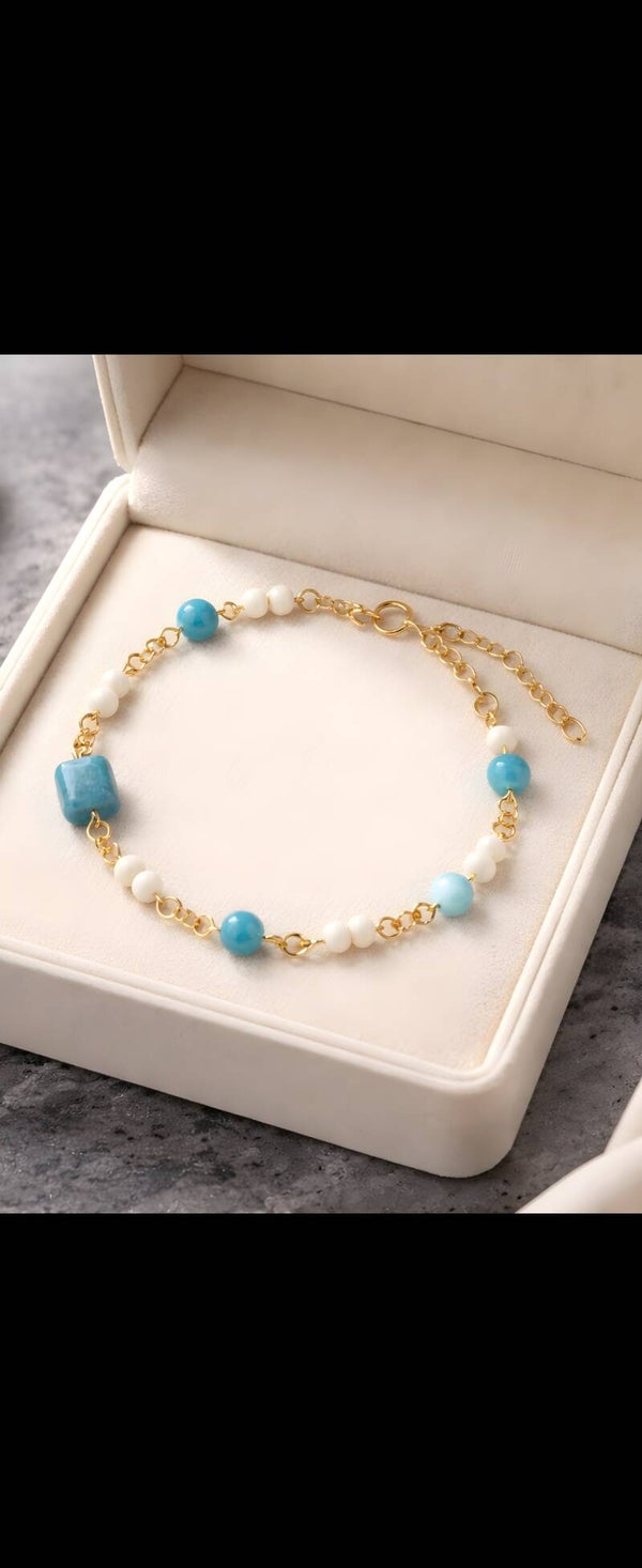 Bracelet de cheville artisanal en perles apatite bleue & howlite blanche 🌸