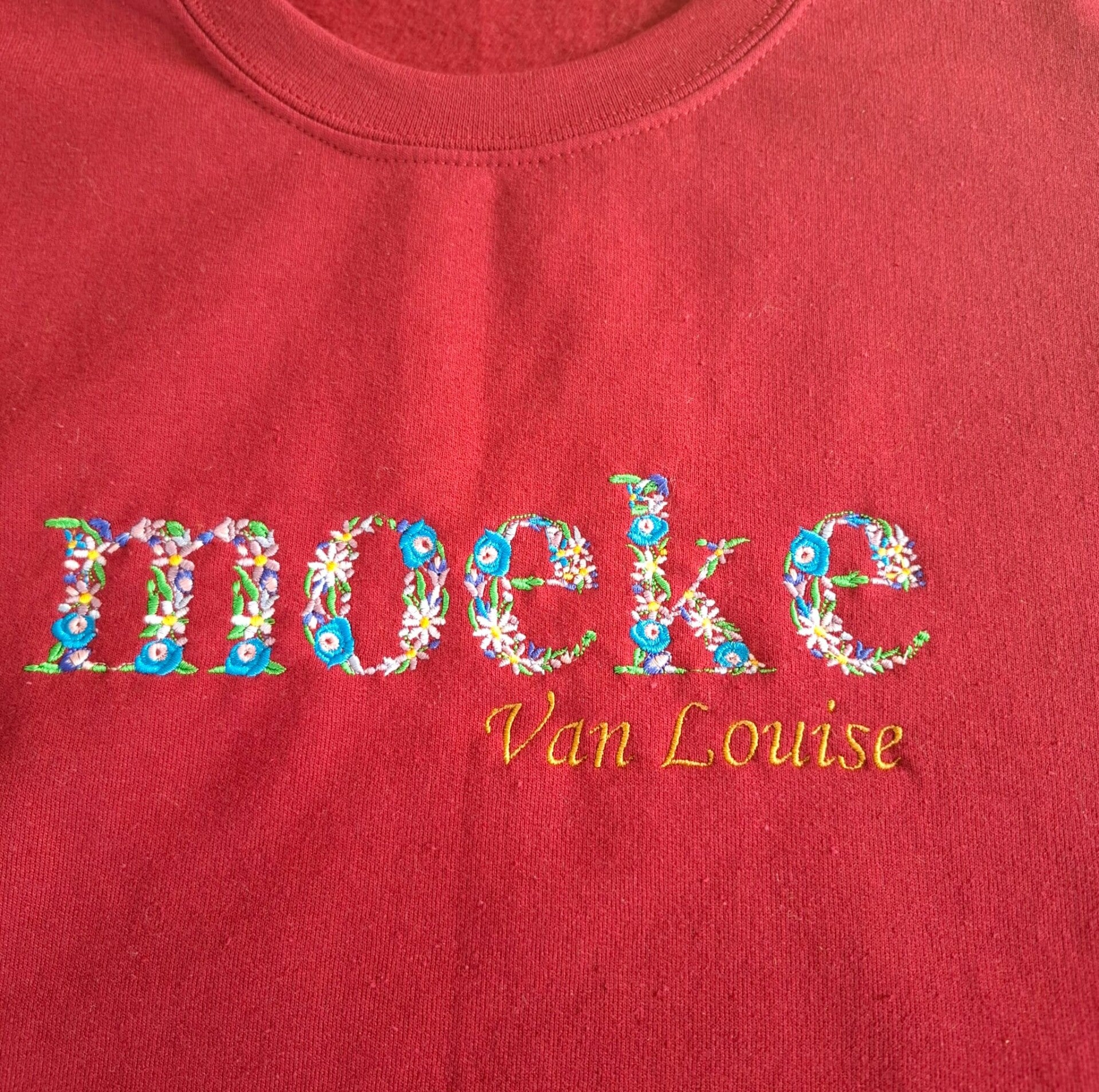 geborduurde trui bloemenletters hibiscus rood