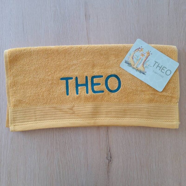 Gepersonaliseerde geborduurde badhanddoek met naam