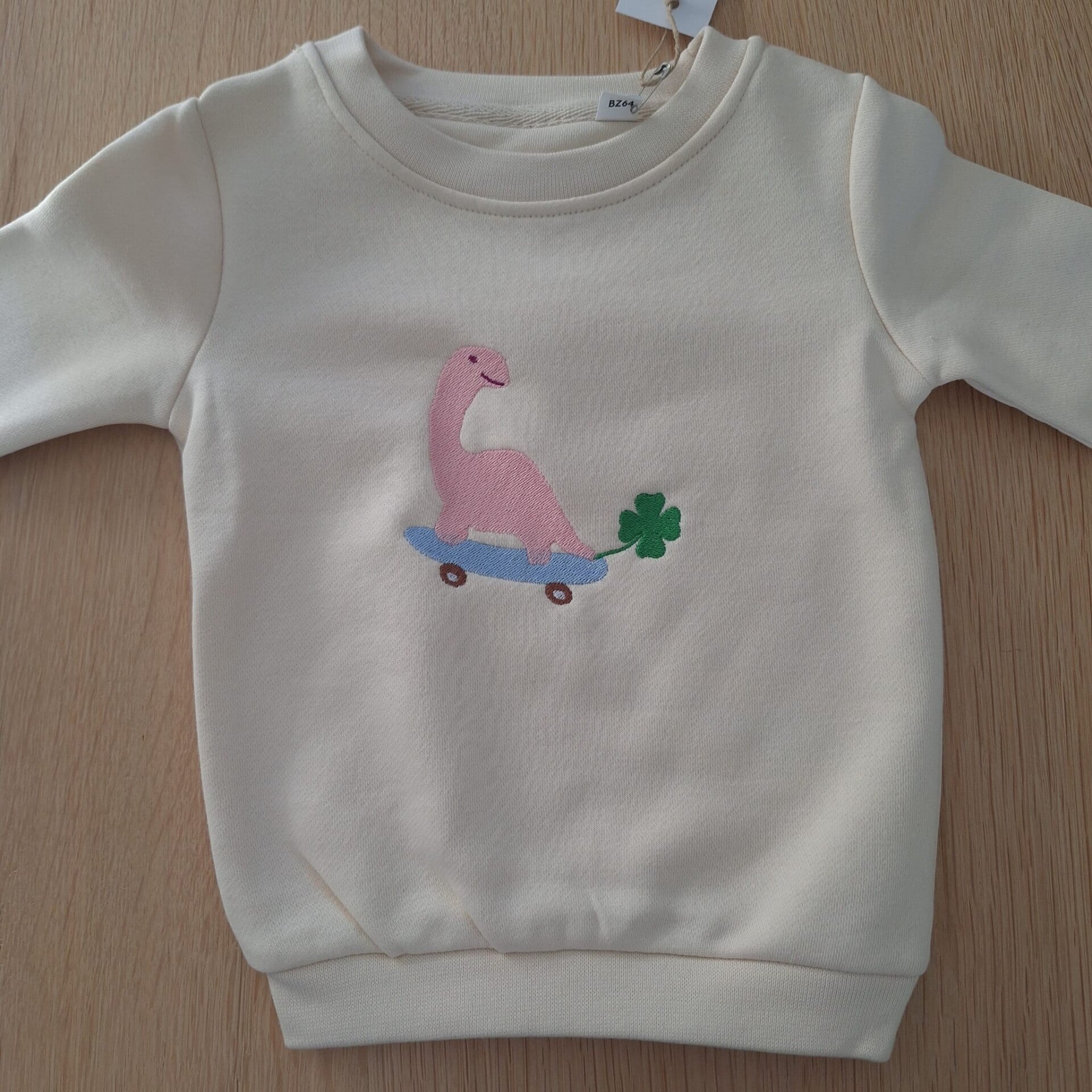 Geborduurde babytrui dino naturel - roze dino