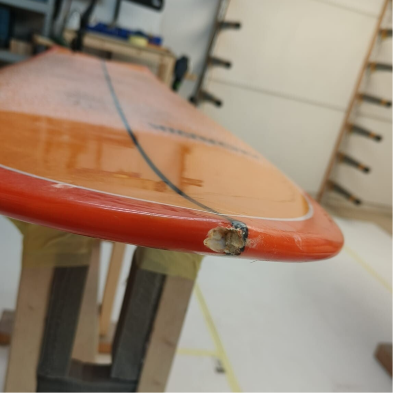 surfboard surfplank fish tail nose ding schade reparatie repair epoxy glasweefsel glasfiber filler