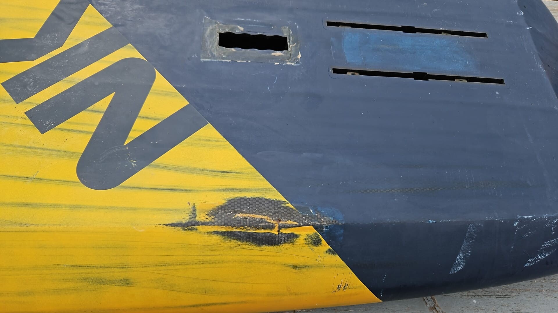 twintip kiteboard reparatie repair epoxy glasweefsel carbon