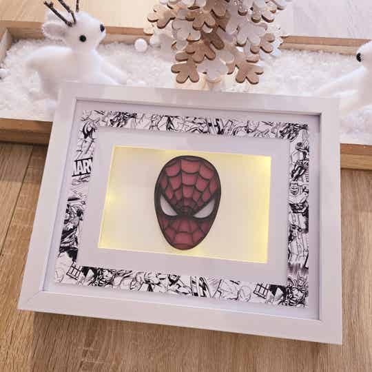 Cadre lumineux "Spider-Man" - Décoration Marvel artisanale en papier