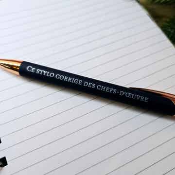 Stylo gravé - "CE STYLO CORRIGE DES CHEFS-D'ŒUVRE"