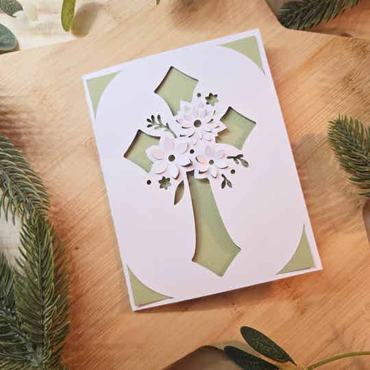 Carte de condoléances "Croix et fleurs blanches" – Un hommage tout en douceur