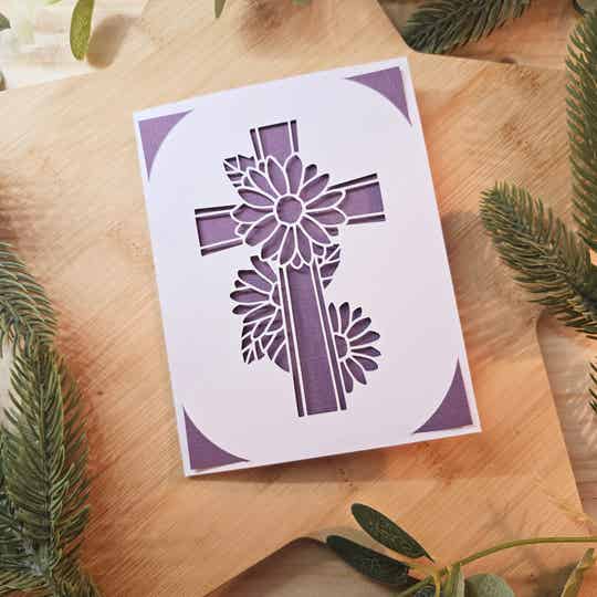 Carte de condoléances "Croix et marguerites" – Un message de soutien intemporel