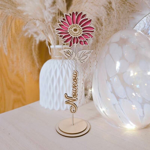 Fleur en bois gravée – "Nounou"