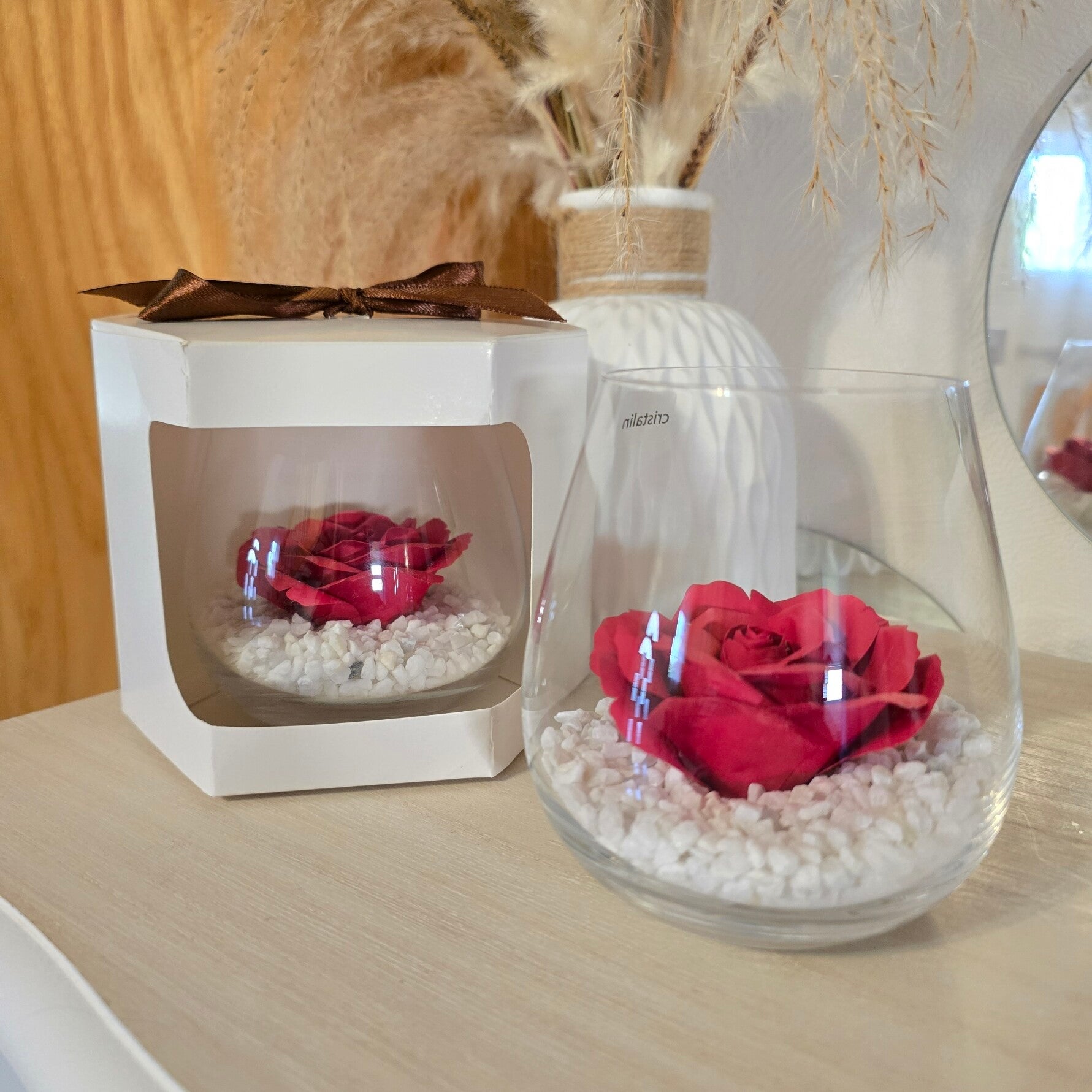 Rose en papier dans verre cristallin