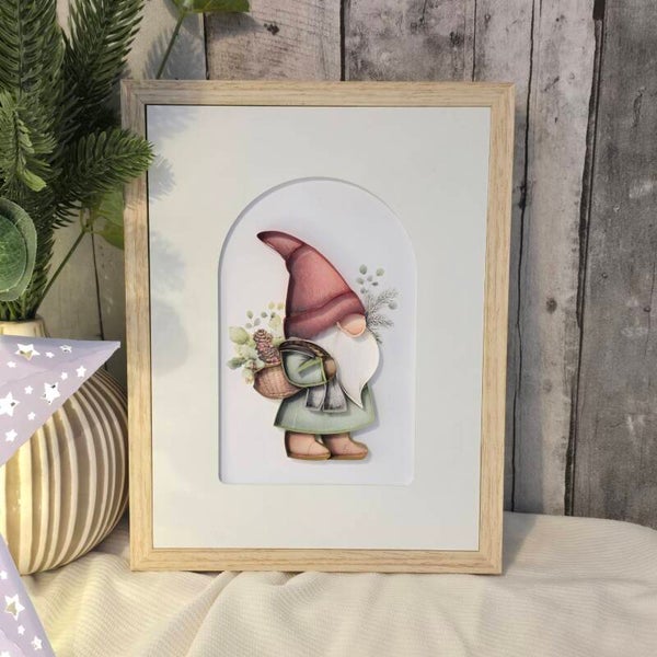❤️ Gnome rouge – Cadre quilling artisanal format 17x22 cm