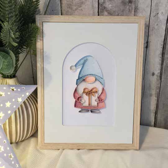 💙 Gnome bleu – Cadre quilling artisanal format 17x22 cm
