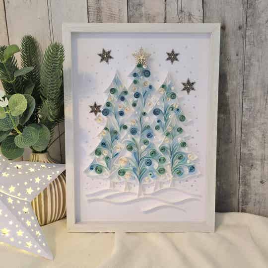 🌲 Forêt de sapins – Cadre quilling artisanal format A4