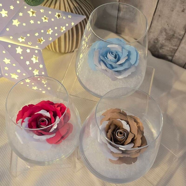 Édition spéciale Noël – Rose en papier sous verre cristallin