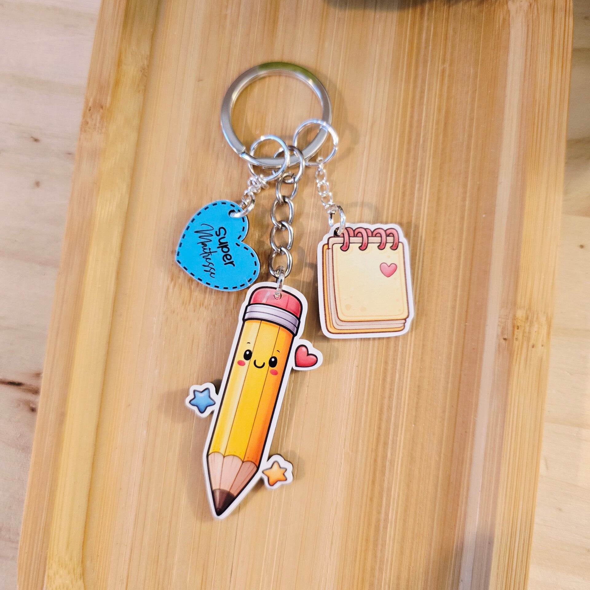 Porte-clé « Crayon & Carnet » – Collection Maîtresse