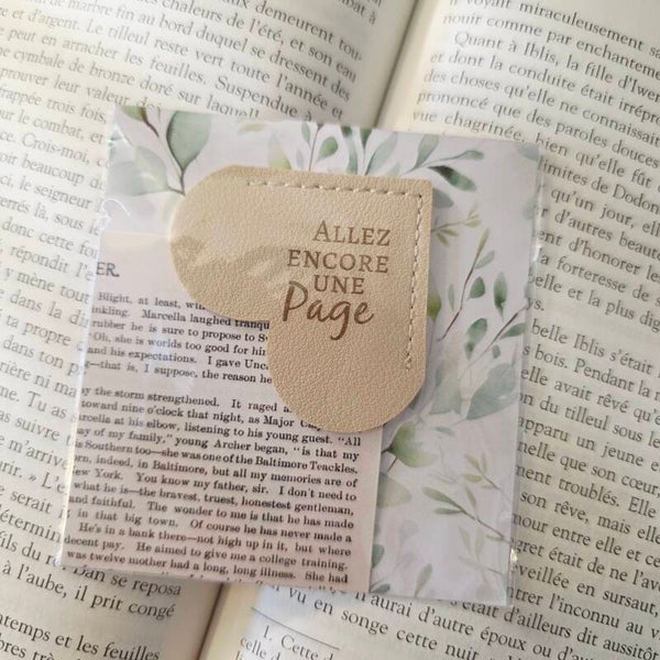 Marque-page en simili cuir gravé - Destockage